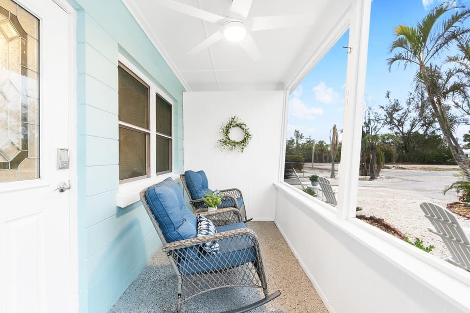 View (from property/room), Balcony/Terrace, Seating area, Quiet street view, internet