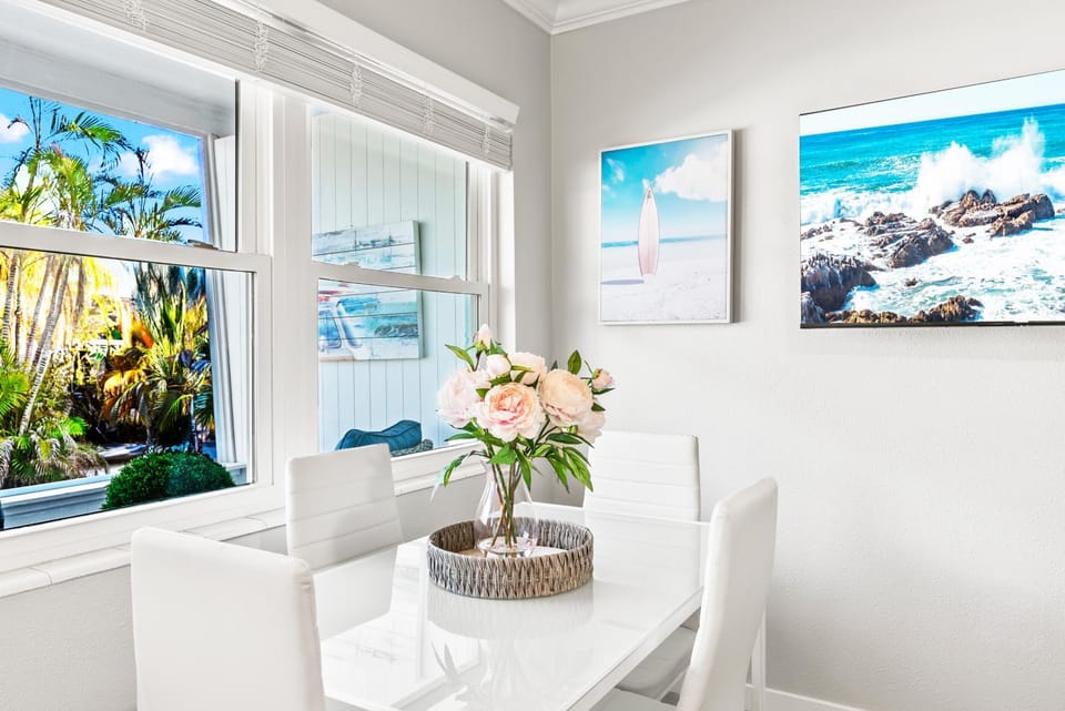 TV and multimedia, Decorative detail, Dining area, internet, air conditioner