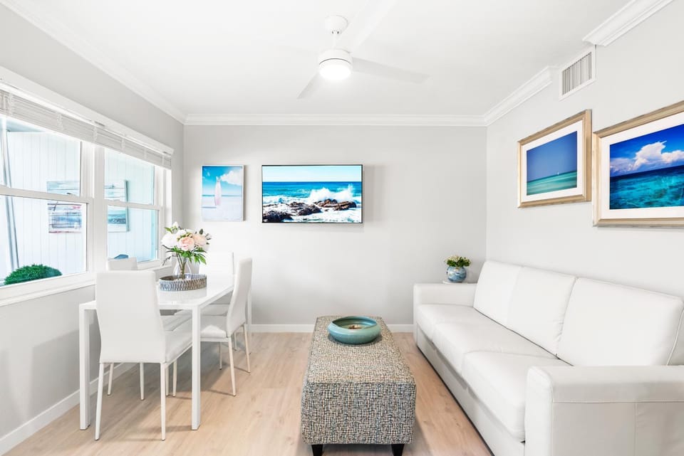 TV and multimedia, Living room, Decorative detail, Dining area, internet, air conditioner