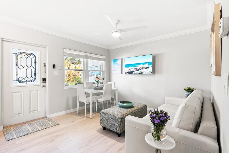 TV and multimedia, Living room, Decorative detail, Seating area, Dining area, internet, air conditioner