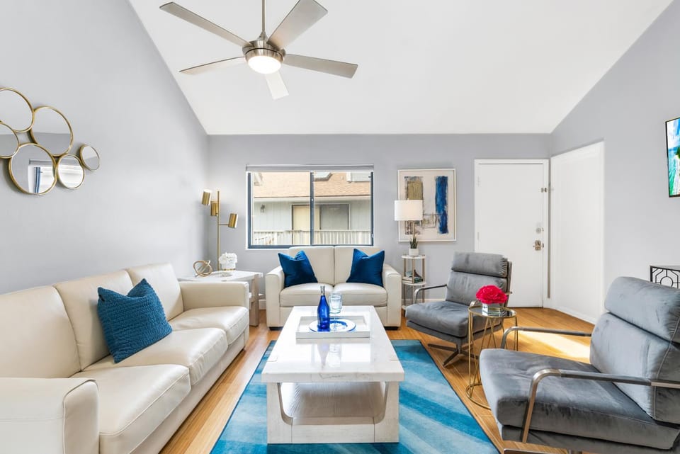 TV and multimedia, Living room, Photo of the whole room, Seating area, internet, air conditioner