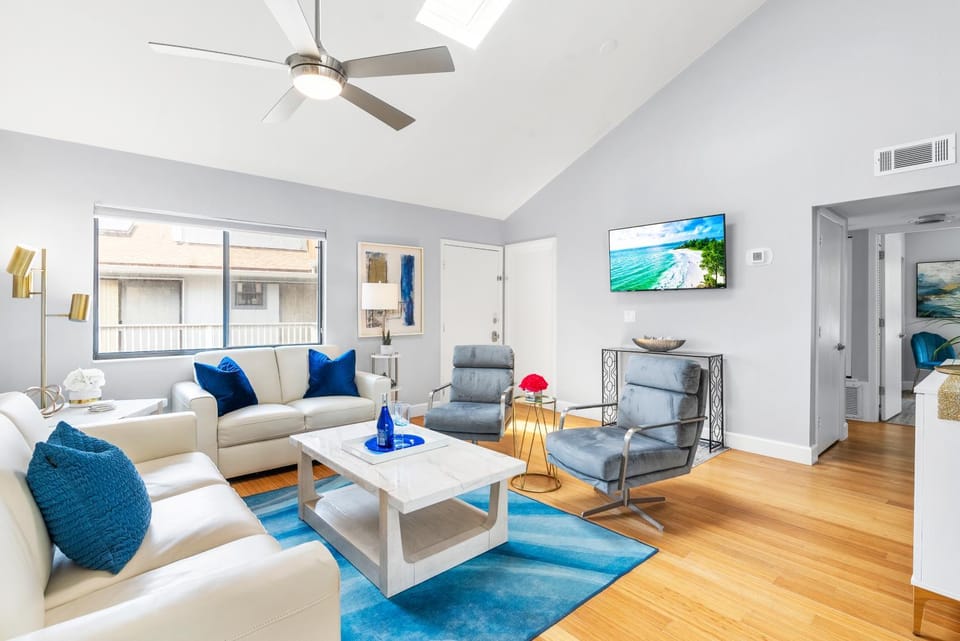 TV and multimedia, Living room, Photo of the whole room, Decorative detail, Seating area, air conditioner