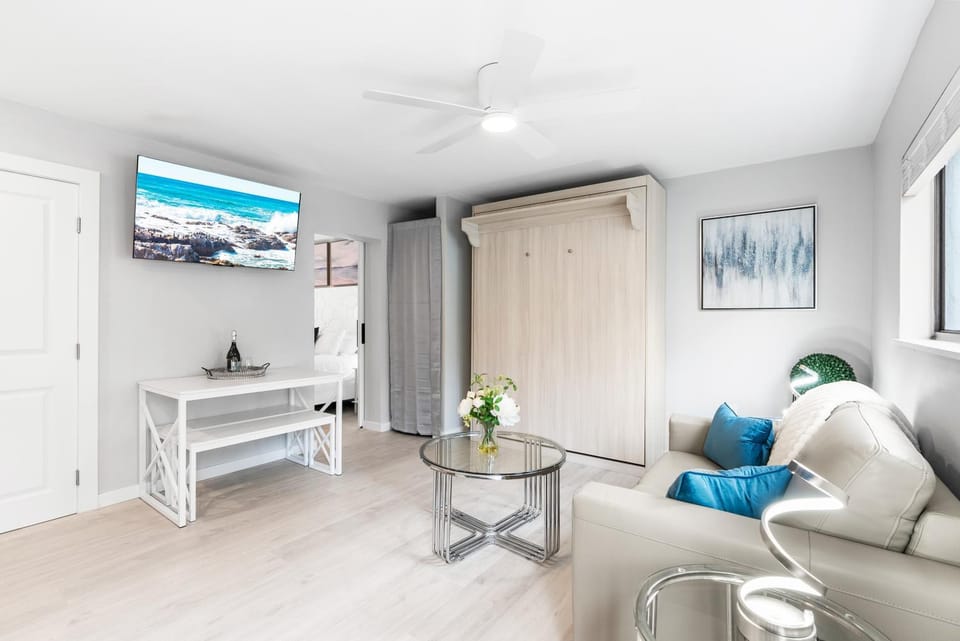 TV and multimedia, Living room, Decorative detail, Seating area, Dining area, Alcoholic drinks, Non alcoholic drinks, internet, air conditioner