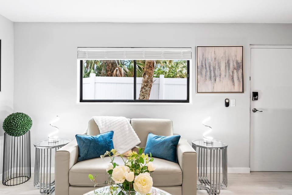 Living room, Decorative detail, Seating area, internet, air conditioner