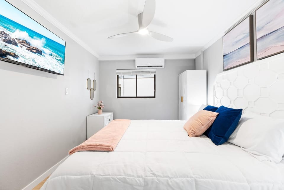 Bed, TV and multimedia, Decorative detail, Bedroom, flat iron, internet, air conditioner