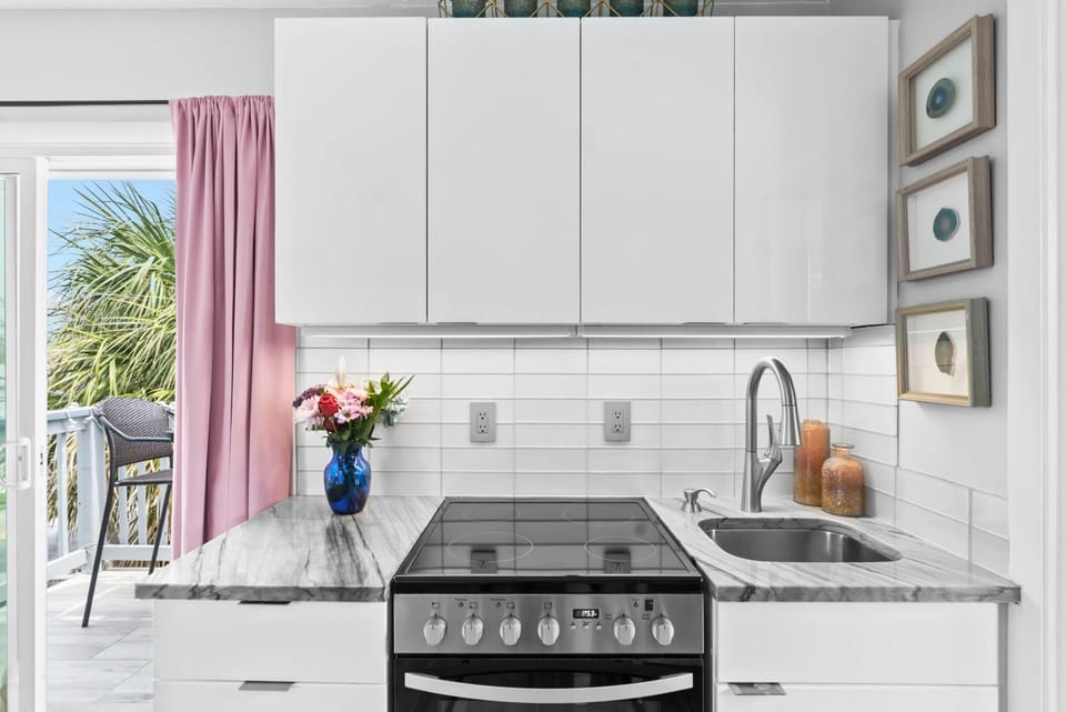 View (from property/room), Decorative detail, internet, oven, stove, towels, kitchen, air conditioner