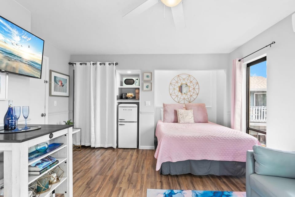 Bed, TV and multimedia, Living room, Decorative detail, Seating area, Alcoholic drinks, Non alcoholic drinks, internet, air conditioner