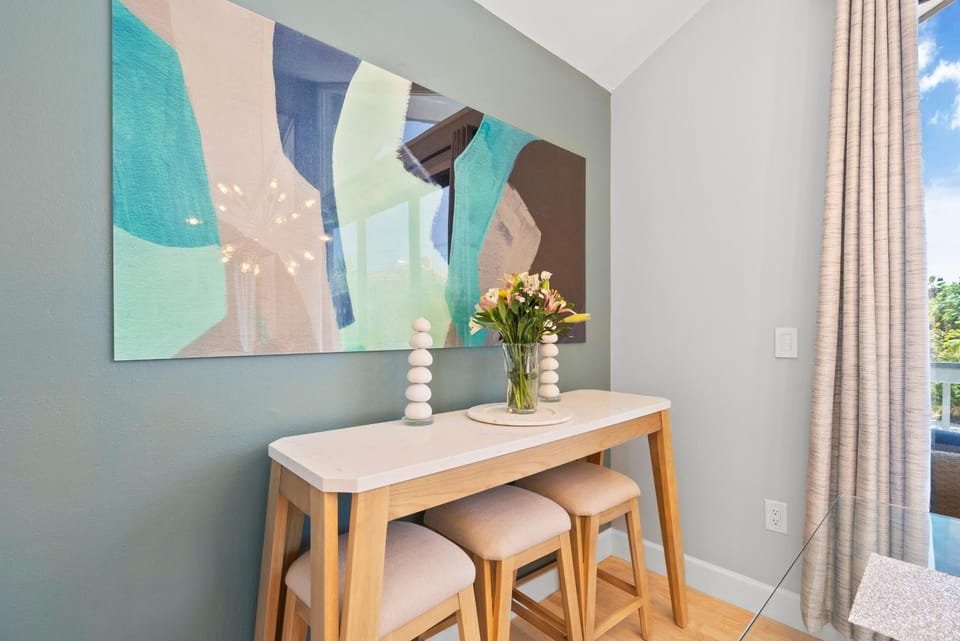 Balcony/Terrace, Decorative detail, Seating area, Dining area, internet, air conditioner