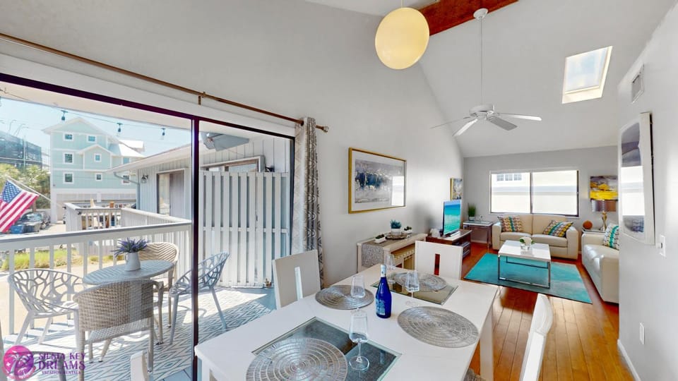 TV and multimedia, View (from property/room), Balcony/Terrace, Dining area, Alcoholic drinks, Non alcoholic drinks, internet, air conditioner
