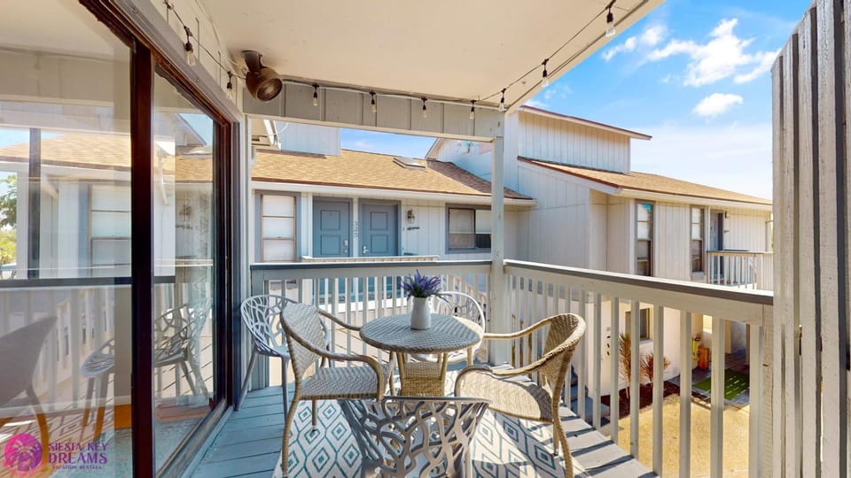 View (from property/room), Balcony/Terrace, Balcony/Terrace, Seating area, Dining area, internet