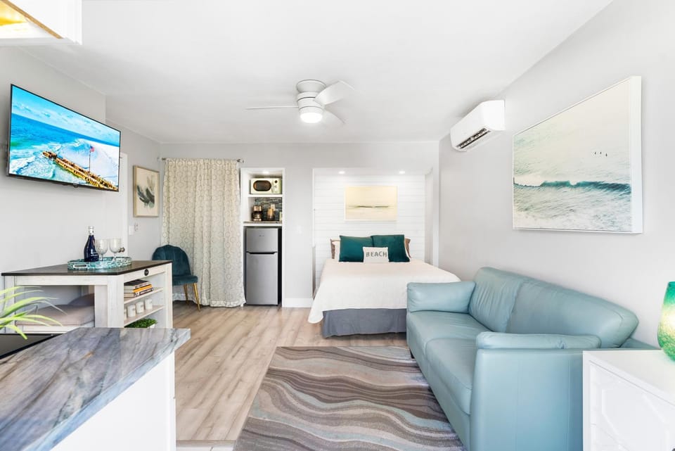 Bed, TV and multimedia, Coffee/tea facilities, Living room, Decorative detail, Seating area, Dining area, Alcoholic drinks, Non alcoholic drinks, internet, microwave, toaster, air conditioner