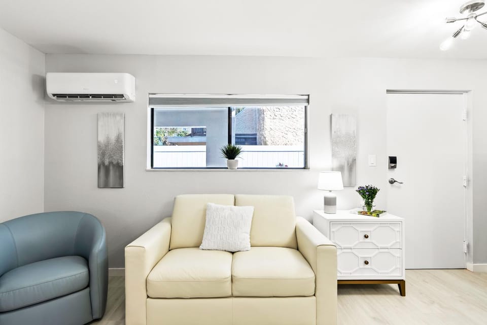 Living room, Decorative detail, Seating area, internet, air conditioner