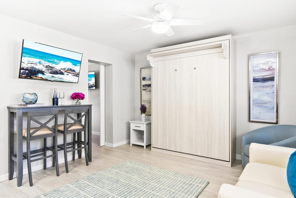TV and multimedia, Living room, Decorative detail, Seating area, Dining area, Alcoholic drinks, Non alcoholic drinks, internet, air conditioner
