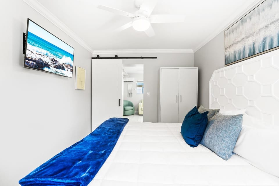 Bed, TV and multimedia, Decorative detail, Bedroom, internet, wardrobe, air conditioner