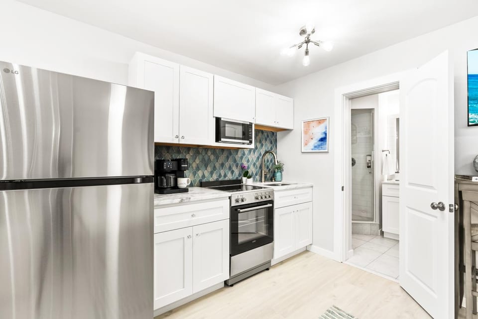 Coffee/tea facilities, internet, microwave, oven, stove, toaster, towels, kitchen, air conditioner