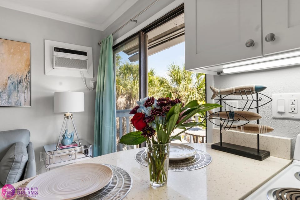 Balcony/Terrace, Decorative detail, Seating area, Dining area, internet, air conditioner