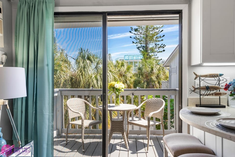 View (from property/room), Balcony/Terrace, Seating area, Dining area, internet, air conditioner