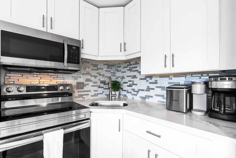 Coffee/tea facilities, microwave, oven, stove, towels, kitchen