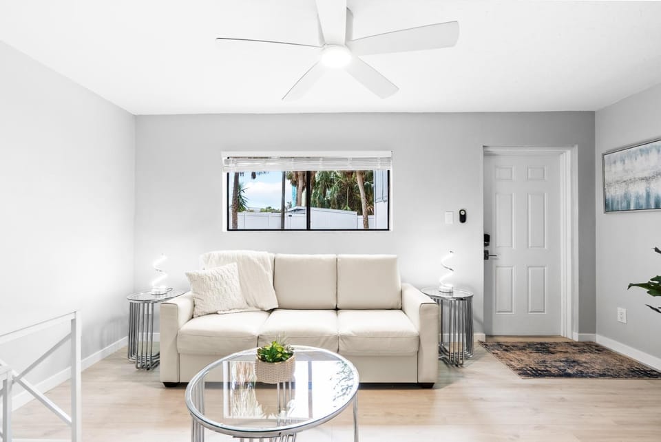 Living room, Decorative detail, Seating area, internet, air conditioner