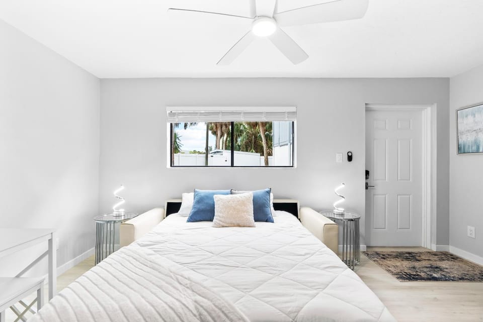 Bed, Living room, internet, air conditioner