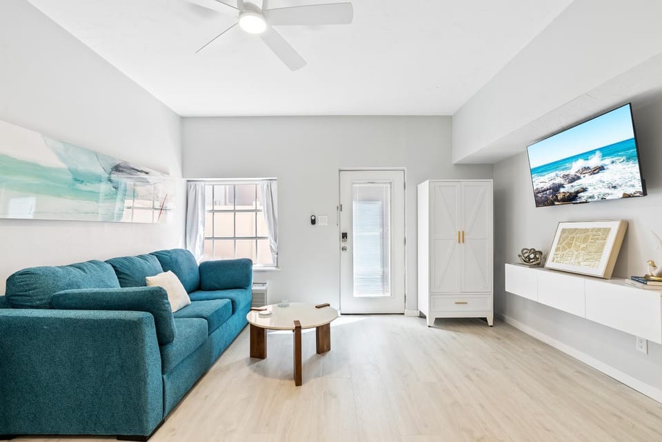 TV and multimedia, Living room, Seating area, internet, air conditioner