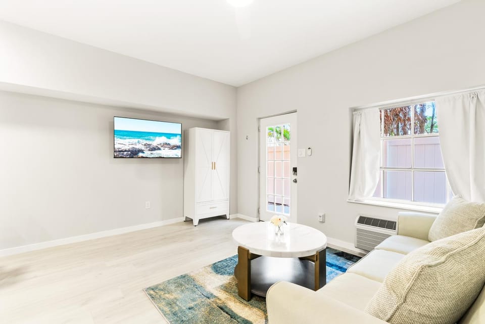 TV and multimedia, Living room, Seating area, internet, air conditioner