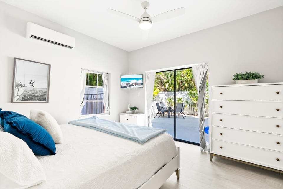Patio, TV and multimedia, Decorative detail, Bedroom, Pool view, flat iron, internet, air conditioner