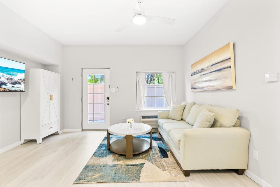 TV and multimedia, Living room, Decorative detail, Seating area, internet, air conditioner