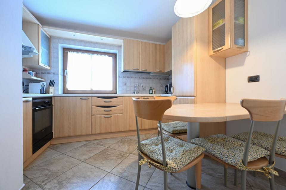 Kitchen or kitchenette, dishwasher, stove