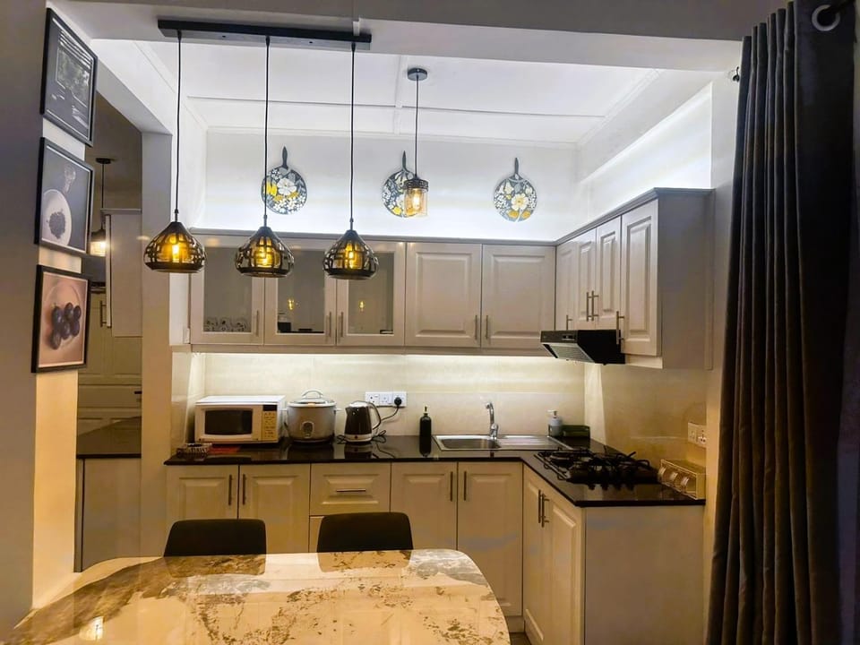 Kitchen or kitchenette, minibar, stove