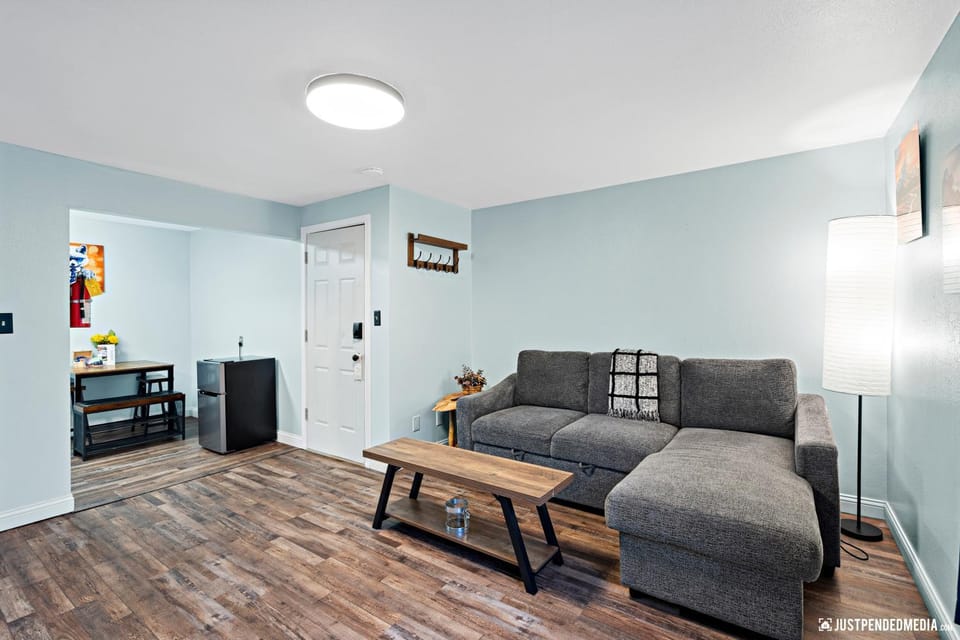 White Raven Perch - Westwood 7 Apartment in Anchorage