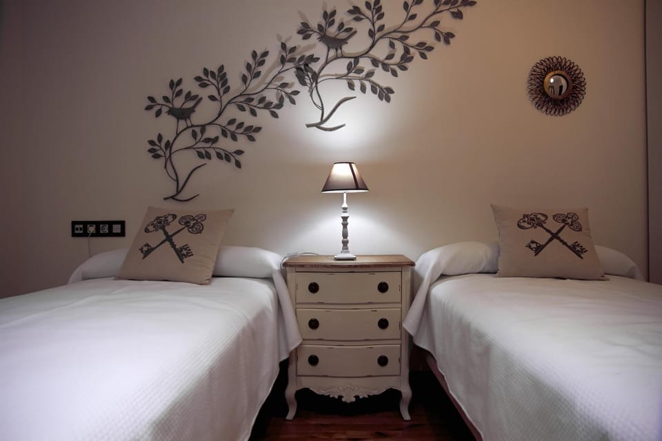 Shower, Toilet, Bed, TV and multimedia, Bedroom