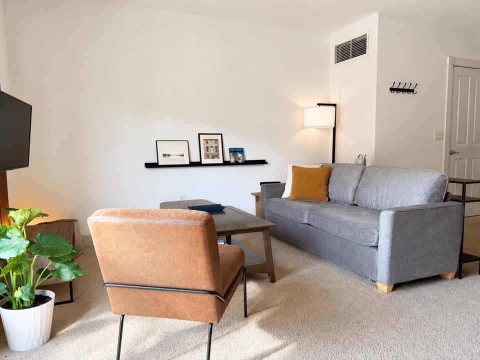 Third Ward Apt Near Summerfest with Gym and Balcony - Sleeps 4 Apartment in Milwaukee