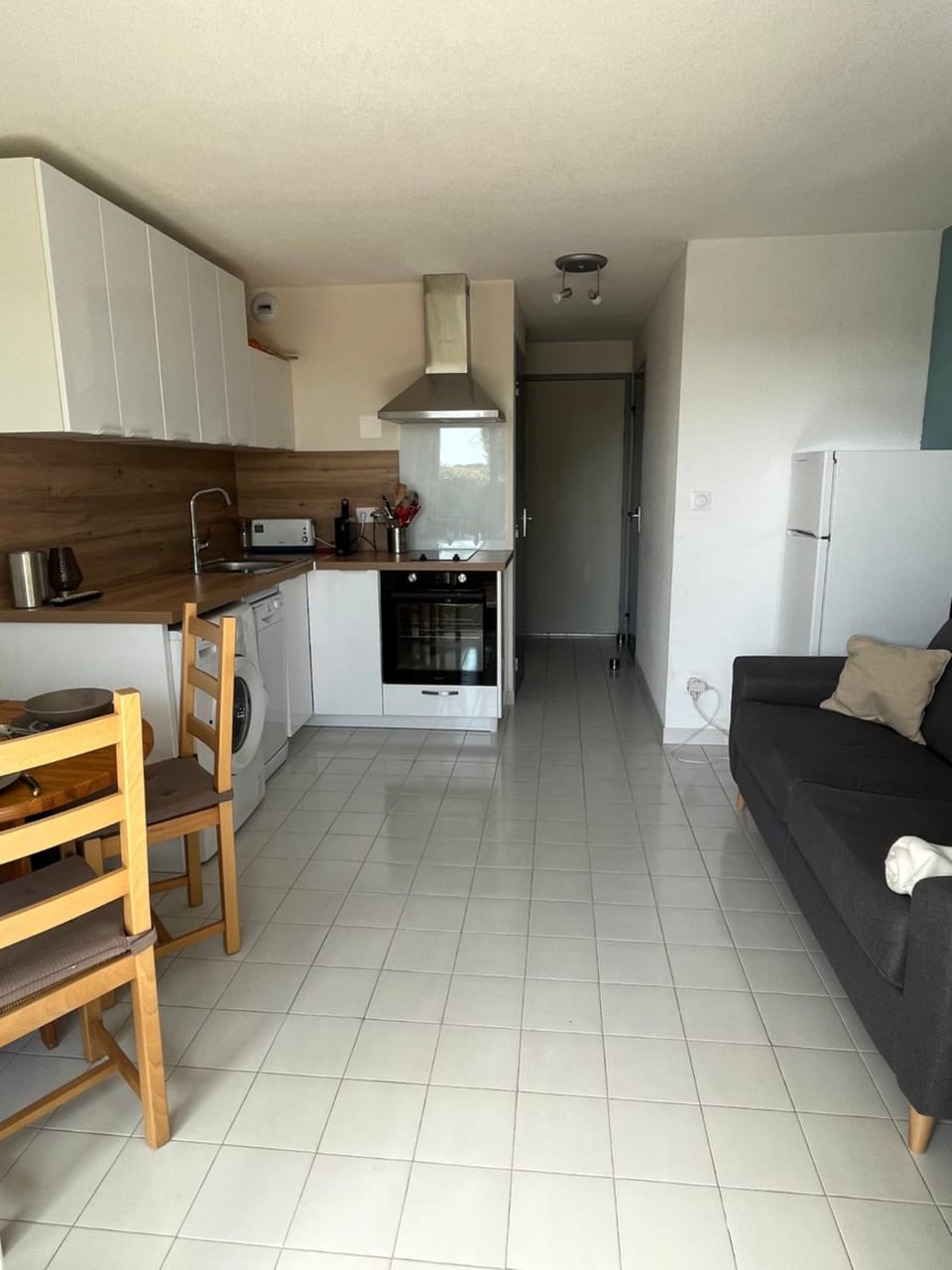 Kitchen or kitchenette, Living room, dishwasher, stove