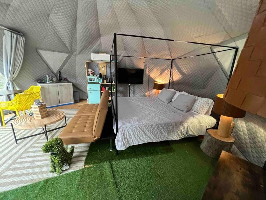 TV and multimedia, Living room, Seating area, Bedroom