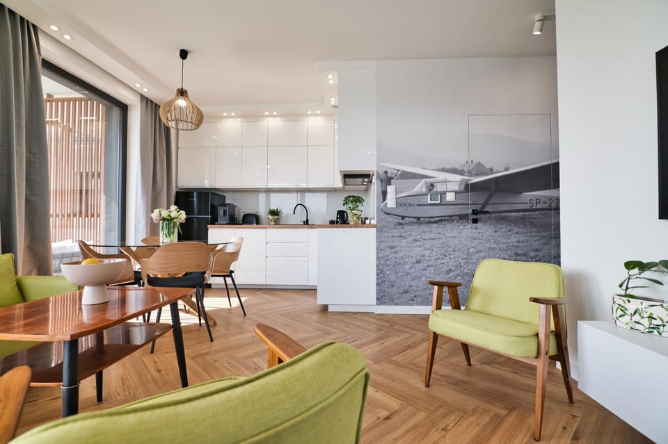 Kitchen or kitchenette, Living room, Seating area, Dining area