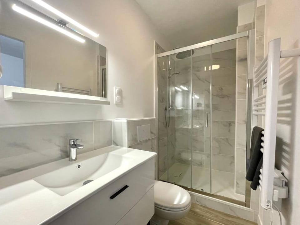 Shower, Toilet, Bathroom, towels