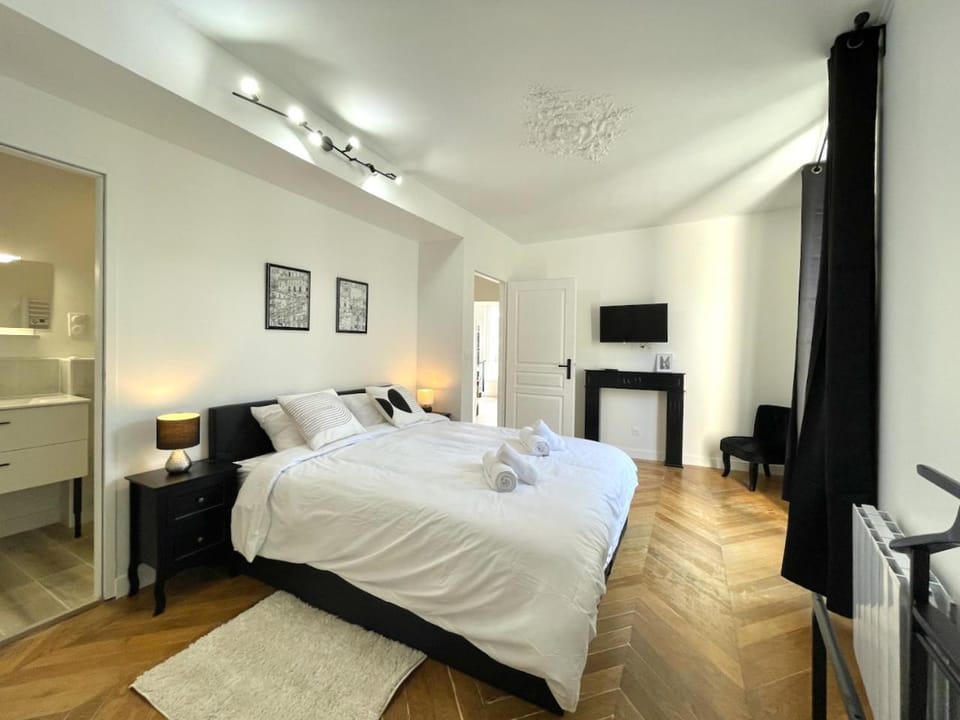 Bed, TV and multimedia, Photo of the whole room, Bedroom