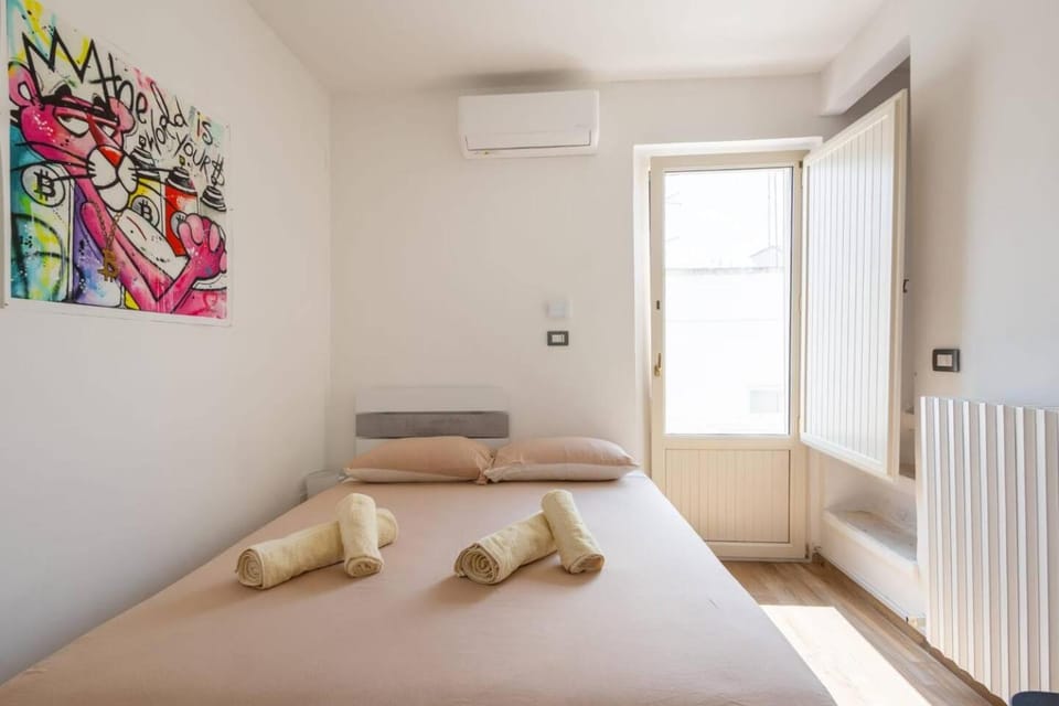 Bed, Decorative detail, Bedroom, towels, air conditioner