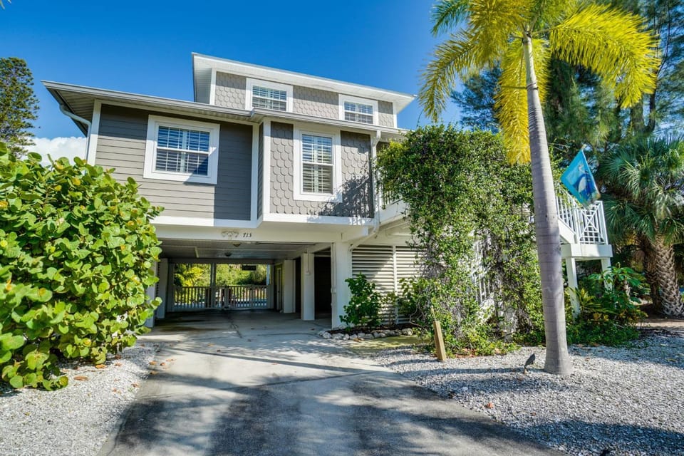 Come enjoy the Private Dock and Heated Pool just a short walk from the White Sandy Beaches House in Anna Maria Island