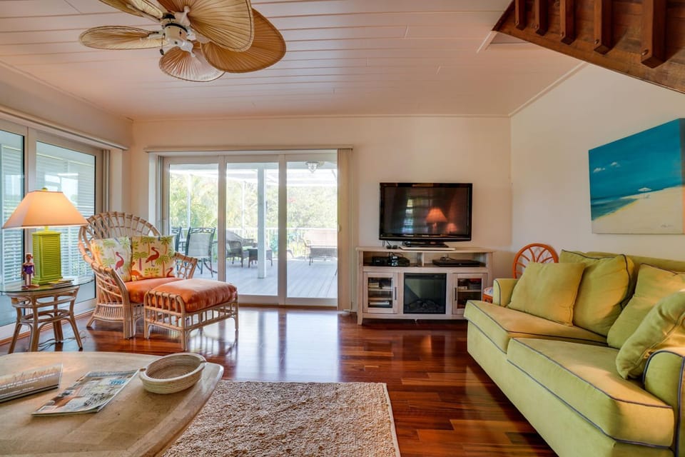 Come enjoy the Private Dock and Heated Pool just a short walk from the White Sandy Beaches House in Anna Maria Island