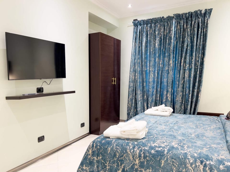 Bed, TV and multimedia, Photo of the whole room, Bedroom, towels, wardrobe
