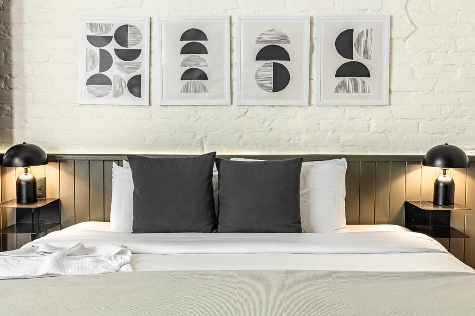 Photo of the whole room, Bedroom
