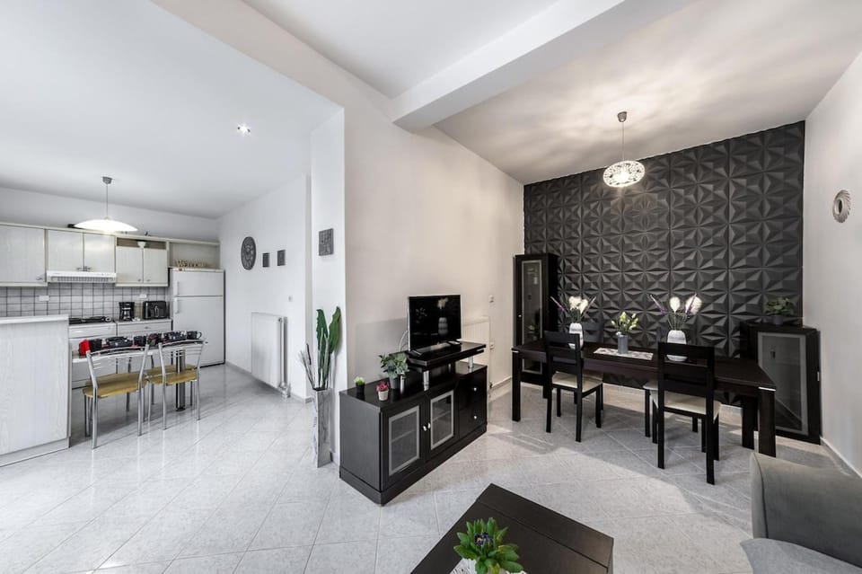 TV and multimedia, Kitchen or kitchenette, Living room, Seating area, Dining area