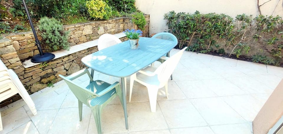 Island of calm with sea view Apartment in Gassin