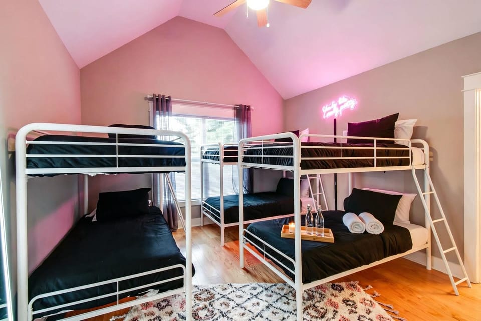 Booking Fast 12 Beds Large Yard Free Parking House in Nashville