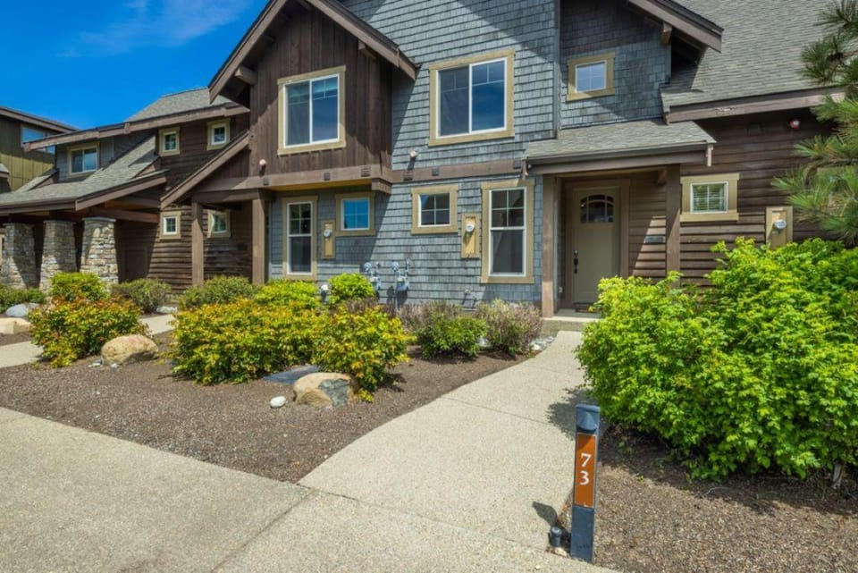 Great Location Near Pool with Suncadia Pool Access Chalet in Kittitas County
