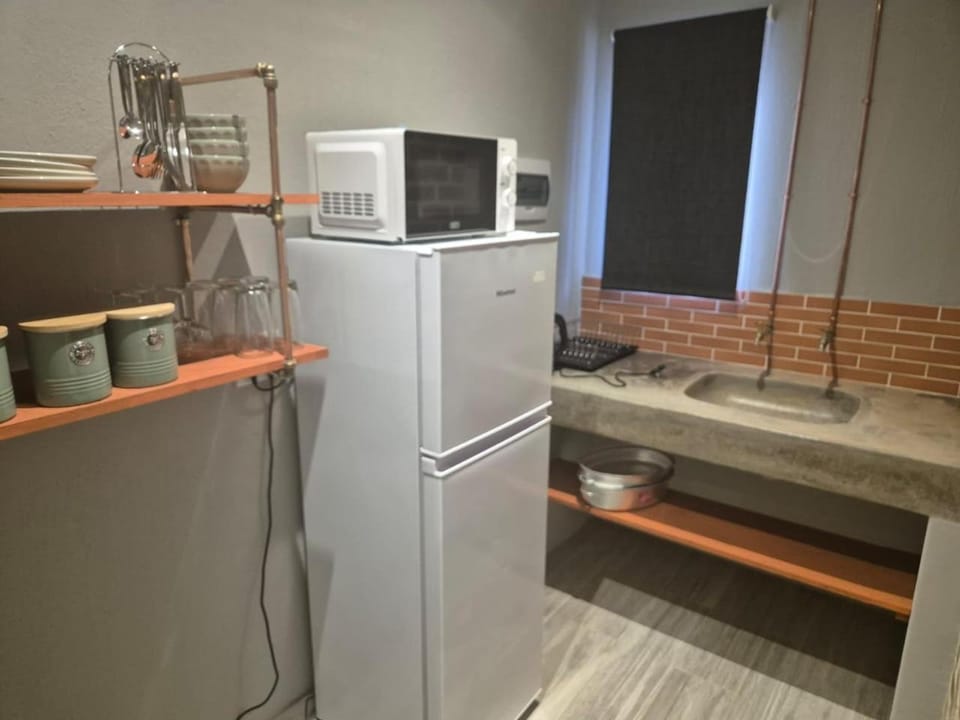 Kitchen or kitchenette, minibar
