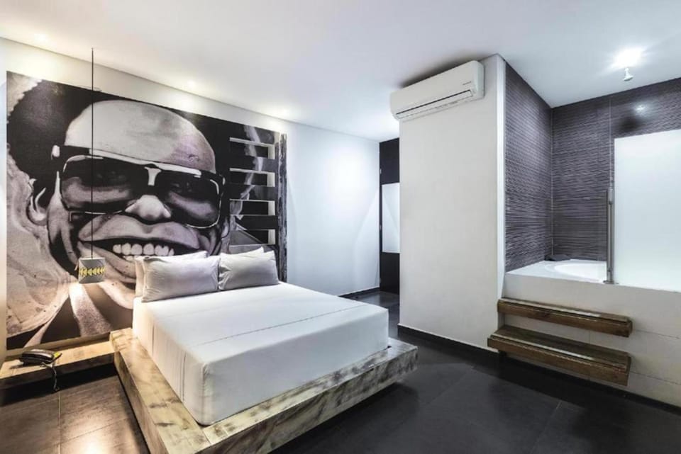 Bed, Hot Tub, Photo of the whole room, Bedroom, air conditioner
