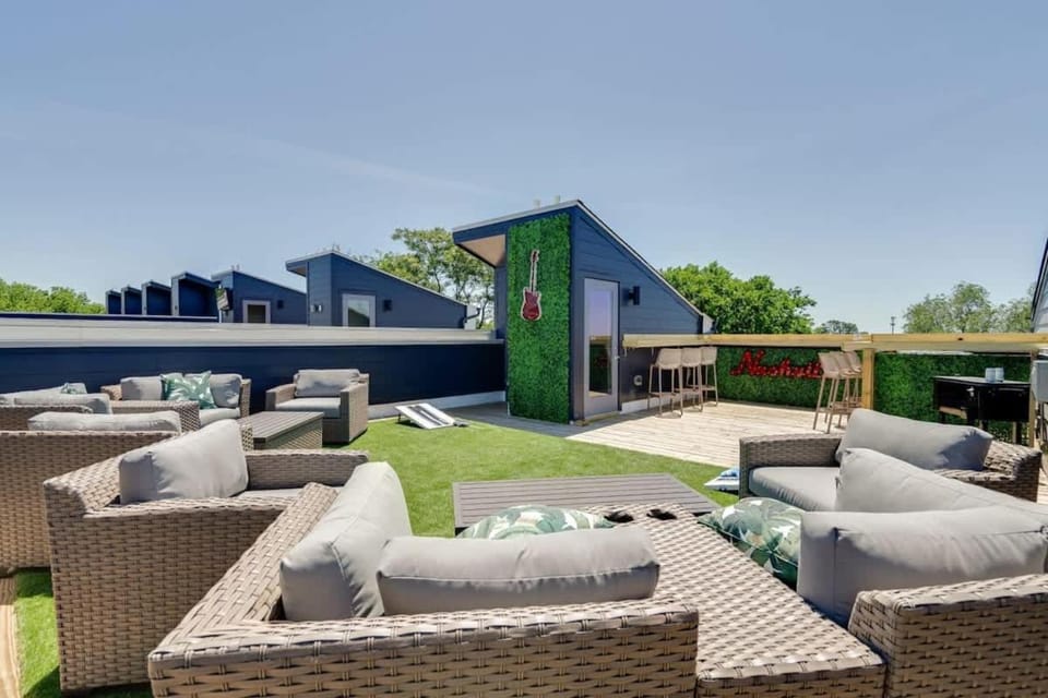 New East Oasis 13Beds RoofDeck Free Parking House in East Nashville